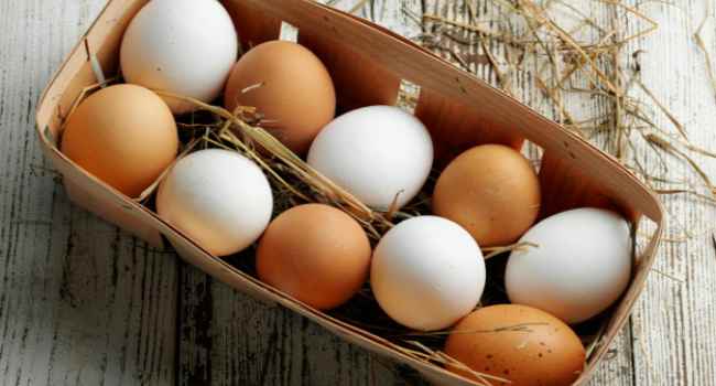 Чем отличаются белые яйца от коричневых и какие полезнее