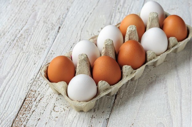 Чем отличаются белые яйца от коричневых и какие полезнее