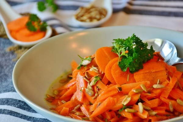 Морковь при грудном вскармливании: можно ли кормящей маме в первый месяц и в последующие, рецепты употребления сырого и вареного овоща