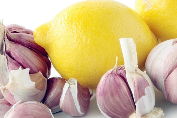 Чистить сосуды народными средствами чесноком и лимоном