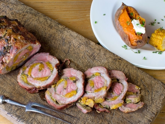 Рулетики из свинины с начинкой:рецепты с грибами, сыром и овощами