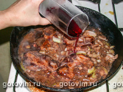 Свинина в красном вине на сковороде и в духовке – рецепты с фото